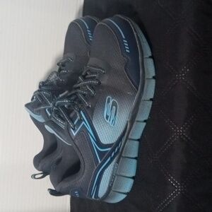 Skechers women's athletic slip resistant work safety alloy toe Shoes (sz 6)